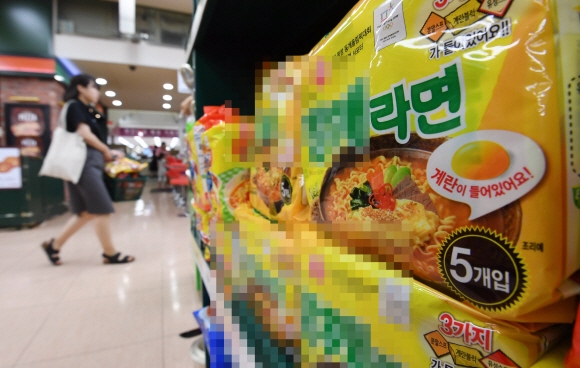 ‘살충제 달걀’에 대한 불안감이 라면과 분유 등 가공식품으로까지 확산되고 있다. 18일 서울의 한 대형마트 라면 판매대가 고객들의 발길이 끊겨 한산하다. 도준석 기자 pado@seoul.co.kr