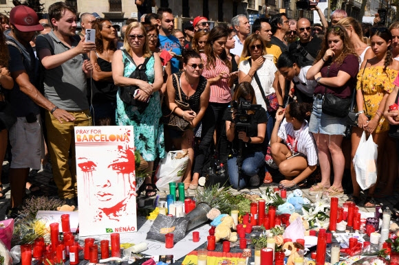 17일(현지시간) 차량 테러가 발생한 스페인 바르셀로나 람블라스 거리에서 시민들이 사건 현장에 꽃과 촛불 등을 놓고 희생자들을 추모하고 있다. 스페인은 상대적으로 테러 안전지대로 꼽혀 왔지만 이번 사건으로 유럽에 더이상 테러 안전지대는 없다는 우려가 확산되고 있다. 바르셀로나 AFP 연합뉴스