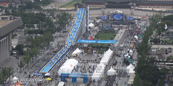 19일 오전 서울 광화문광장에 설치된 ‘평창 동계올림픽 성공 기원, 도심 속 봅슬레이’ 행사를 위해 초대형 워터 슬라이드가 설치되어 있다.