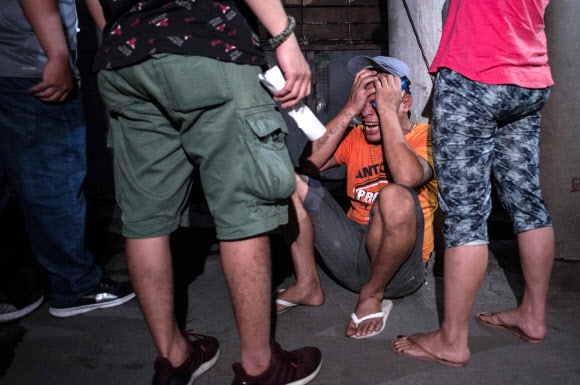 필리핀서 사살된 마약용의자 가족 ‘오열’