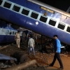 인도 북부서 열차 탈선 처참한 현장…최소 23명 숨져