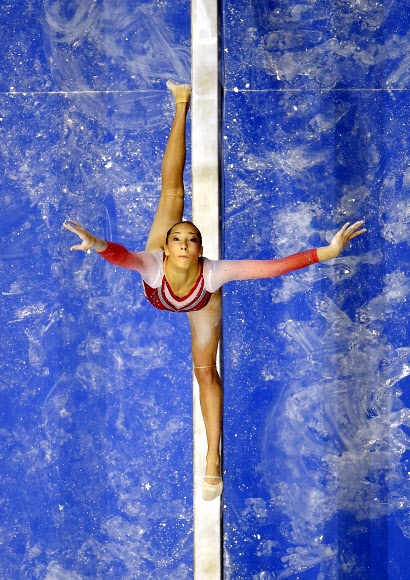 Alyona Shchennikova가 18일(현지시간) 미국 캘리포니아주 애너하임에서 열린 ‘USA Gymnastics championships’에서 여자 평균대에서 경기를 하고 있다. AP 연합뉴스