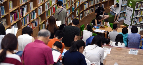 전국이 흐리고 비가 내린 20일 서울도서관을 찾은 시민들이 책을 읽고 있다.  2017. 8. 20. 박윤슬 기자 seul@seoul.co.kr