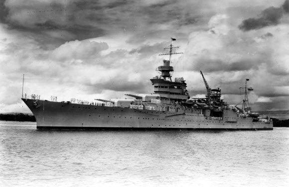 2차 세계대전 당시 일본 히로시마에 투하된 원자폭탄의 부품을 실어나른 뒤 1945년 7월 30일 일본 잠수함의 어뢰 공격으로 침몰한 미국 해군 순양함 ‘인디애나폴리스’의 잔해를 마이크로소프트 공동창업자 폴 앨런이 이끄는 민간탐사대가 필리핀해 해저 5500m에서 발견해 19일(현지시간) 공개했다. 사진은 미 해군이 1937년 하와이 진주만에서 촬영한 인디애나폴리스함. 폴 앨런 제공 AFP 연합뉴스