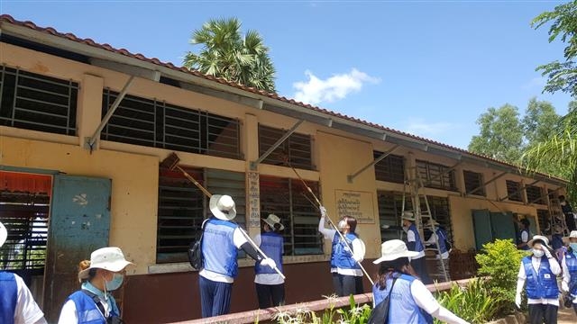 KT&G 해외봉사단이 캄보디아 시엠레아프주(州)에서 집수리를 해 주고 있다. KT&G 제공