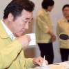 [서울포토] 자료 검토하는 이낙연 국무총리