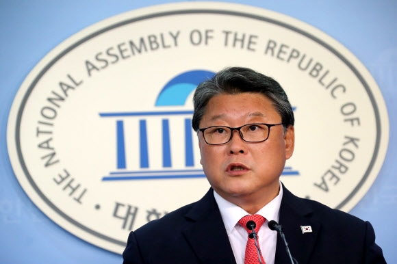 조원진, 박근혜 출당 관련 발언 비판