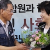 [서울포토] 꽃다발 받는 김영주 고용노동부 장관