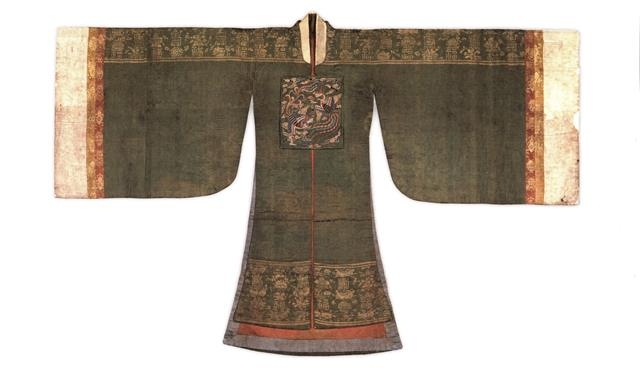 이단하(1625~1689) 부인의 원삼. 정경부인으로서 입었던 것으로 현존하는 원삼 유물 중 가운데 가장 오래된 것이다. 실제 후손들이 혼례복으로 사용했다.