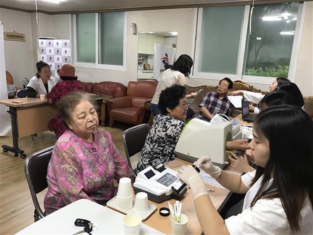 서울 중랑구 내 경로당 어르신들이 한의사와 간호사로부터 진료를 받고 있다. 중랑구 제공