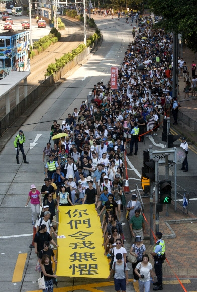 ‘우산혁명’ 3인방 실형… 대규모 시위