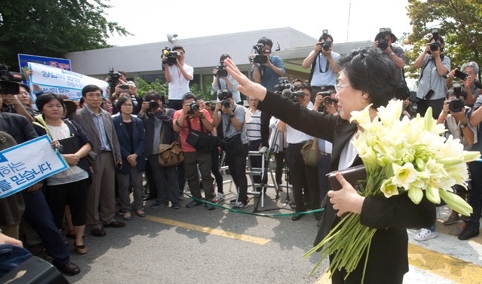 한명숙 만기 출소에 추미애 “기소도 재판도 잘못”