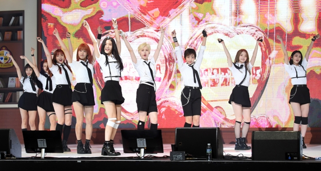 걸그룹 다이아가 신곡 ‘듣고싶어’의 무대를 선보이고 있다. 스포츠서울 제공.