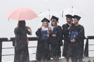 [서울포토] ‘비 내리는 졸업식’