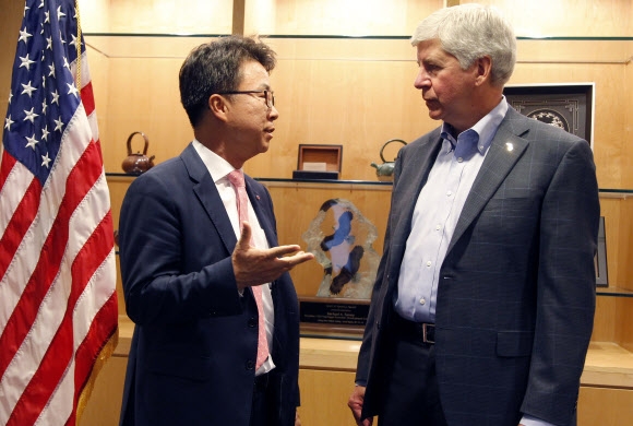 LG전자 장원욱(왼쪽·VC북미사업센터장) 전무와 릭 스나이더 미국 미시간주 지사가 22일(현지시간) 주정부 청사에서 전기차 부품 공장 설립에 대해 논의하고 있다. LG전자 제공