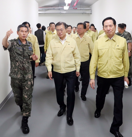 문재인 대통령이 23일 을지프리덤가디언(UFG) 훈련 일환으로 전시지휘소를 방문해 송영무(오른쪽) 국방부 장관과 함께 정경두(왼쪽) 합참의장으로부터 설명을 듣고 있다. 청와대 제공
