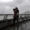 [포토] 홍콩 태풍 ‘하토’도 막지 못한 이들의 사랑