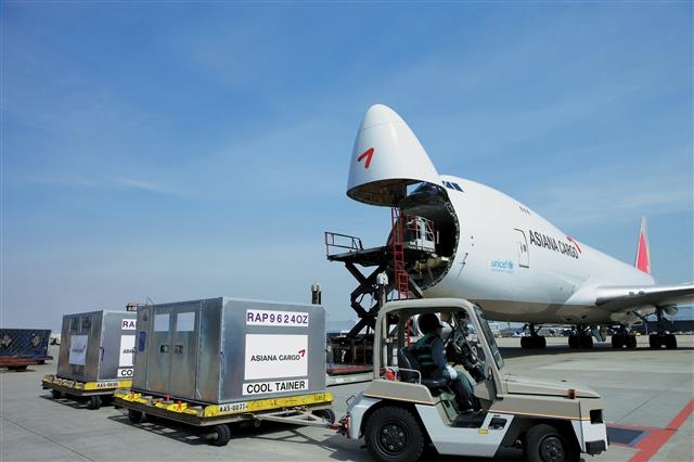 지난 20일 인천국제공항 화물터미널에서 미국 로스앤젤레스로 가는 아시아나항공 B747기에 특수화물 전용 컨테이너가 실리고 있다. 아시아나항공 제공