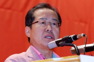 박근혜 출당 논의 없자 단호한 목소리낸 洪 한국당 대표