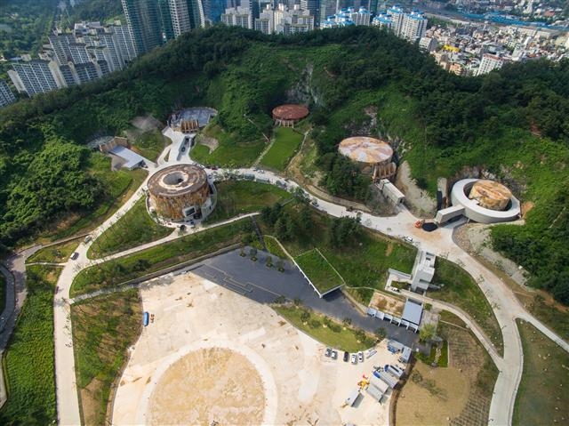문화 공간으로 변모한 석유비축탱크 T1을 하늘에서 내려다 본 전경. 서울시 전경