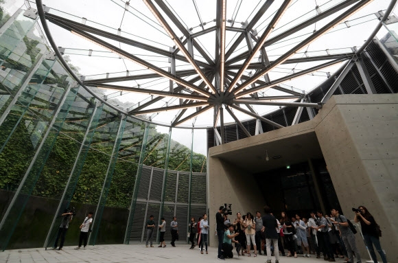 24일 서울 마포구 문화비축기지에서 현장설명회가 열린 가운데 참석자들이 1급 보안시설에서 문화 공간으로 변모한 석유비축탱크 T1 내부를 둘러보고 있다.  연합뉴스