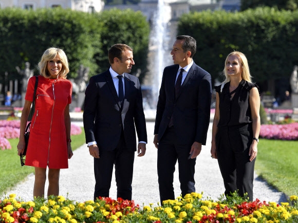 에마뉘엘 마크롱(왼쪽 두 번째) 프랑스 대통령과 부인 브리지트(첫 번째)가 23일(현지시간) 오스트리아 잘츠부르크 미라벨 정원에서 크리스티안 케른(오른쪽 두 번째) 오스트리아 총리, 부인 에벨리네 슈타인베르거(첫 번째)와 함께 기념촬영을 하고 있다. 잘츠부르크 AP 연합뉴스