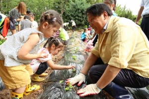 Q. 구로는 왜 어린이 지원이 많아? A. 우리 구청장은 공약부터 달랐어！