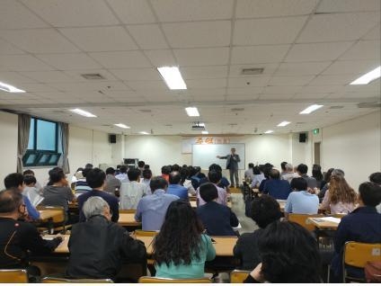 서울 관악구는 다음달 미술사, 주역, 실학 등을 주제로 한 인문학 강연을 마련했다고 24일 밝혔다. 사진은 과거 관악구에서 열렸던 인문학 강연에 참석한 주민들의 모습. 관악구 제공