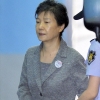 [서울포토] 호송차에서 내리는 박근혜 전 대통령