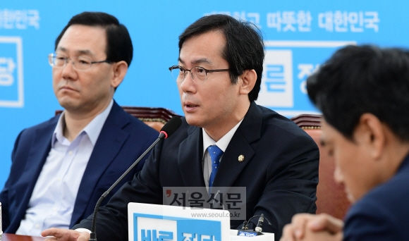 바른정당 김영우 최고위원이 25일 국회에서 열린 원내대책회의에서 발언을 하고 있다. 이종원 선임기자 jongwon@seoul.co.kr