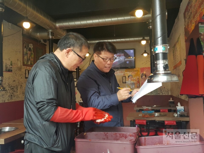 서울 금천구 공무원들이 지역의 일반음식점에서 위생점검을 하고 있다. 금천구 제공 