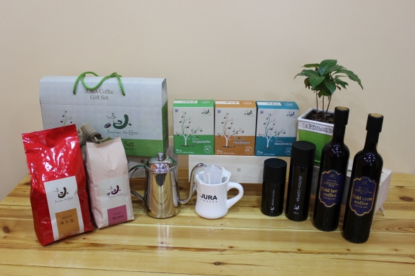 ‘커피의 눈물’이라 불리는 콜드브루의 경우는 추출 시간이 길어 위생 상태가 중요한 만큼 독립된 공간 안에서 냉장 추출로 진행한다. 아라비카 원두 추출액 100%로 마일드하며 적당한 산미와 부드러운 보디감을 갖춘 것이 특징이다.