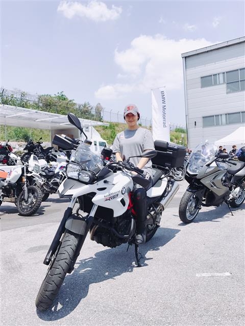 BMW모터라드 ‘F700GS’를 타고 있는 연다인씨.