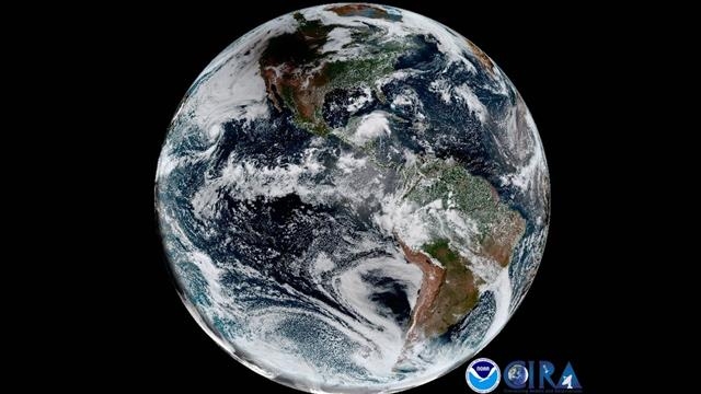 기상위성 GOES16이 촬영한 지구의 모습. 사진 속 상단 북미 대륙을 덮고 있는 검은 형체가 달의 그림자다.  출처 미 항공우주국