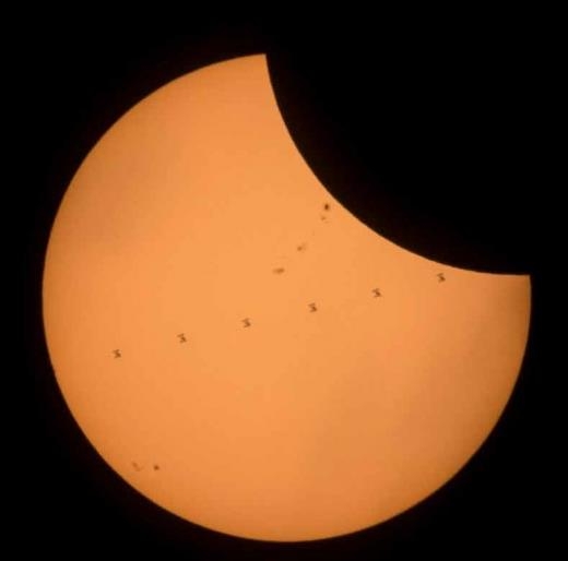 국제우주정거장( ISS)이 태양면을 통과하고 있다. 여섯 개의 점으로 보이는 것이 ISS다. 출처 국립해양대기국