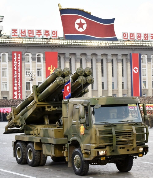 열병식에 등장했던 북한 300mm 신형 방사포