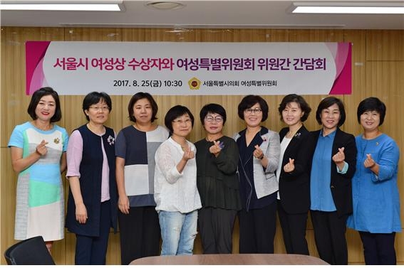 한명희 서울시의회 여성특별위원장이 25일 의원회관에서 서울시 여성상 수상자들과 간담회를 갖고 기념촬영을 하고 있다.