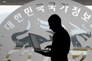 국정원 댓글 부대, 성과급 받았다…많이 달면 ‘최대 100만원’