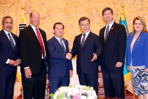 문 대통령, 미 하원 외교위원장 등 5명 접견…“대북정책 지지에 감사”