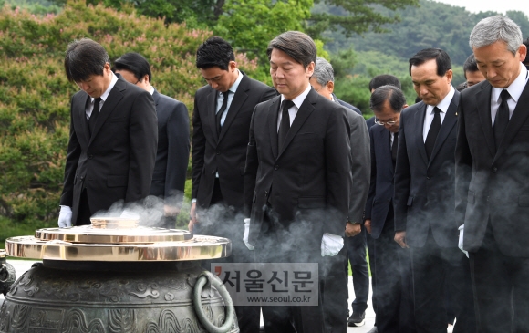 국민의당 안철수 신임 대표가 당대표 첫 공식일정으로 28일 오전 서울 동작구 국립현충원 현충탑에서 참배를 하고 있다.  도준석 기자 pado@seoul.co.kr