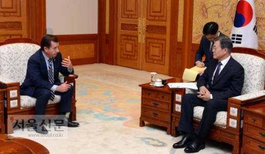 [서울포토] 문재인 대통령, 에드 로이스 미 하원 외무위원장 접견