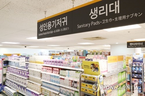 주요 유통업체들이 부작용 논란이 불거진 깨끗한나라의 생리대 ‘릴리안’을 판매중단한다고 밝혔다. 사진은 24일 서울의 한 대형마트 생리대 판매대의 모습. 연합뉴스