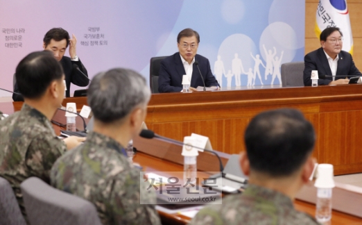 [서울포토] 문 대통령, 국방부 및 보훈처 핵심정책토의 모두 발언