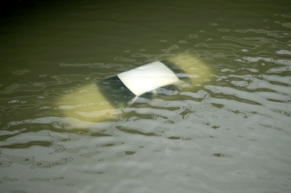 27일(현지시간) 초강력 허리케인 ‘하비’가 강타한 미국 텍사스주 휴스턴에 역대급 폭우가 내리면서 도로에 있던 차량이 물 속에 완전히 잠겨있다. AP 연합뉴스