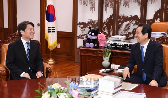 국민의당 안철수 대표(왼쪽)가 28일 오후 국회의장실을 찾아 정세균 국회의장과 대화를 나누고 있다.  도준석 기자 pado@seoul.co.kr