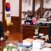 [서울포토] 정세균 국회의장 예방, 대화 나누는 안철수 대표
