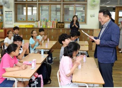 차성수 금천구청장이 지난 25일 금동초를 찾아 편지를 보낸 5학년 6반 학생들에게 소방서 건립 진행 상황을 설명하고 있다. 금천구 제공