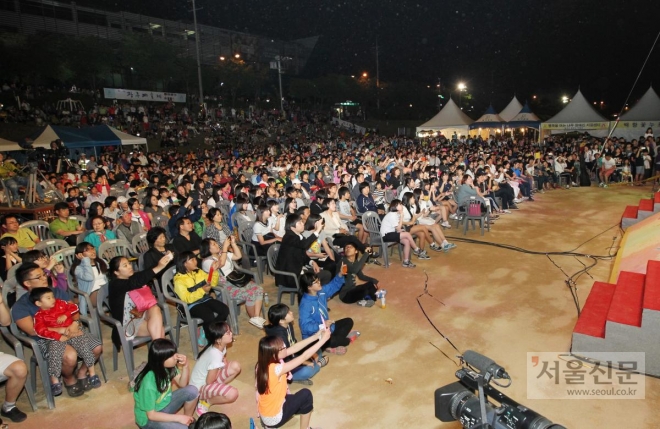 광주예총 주관으로 개최되는 이번 예술제는 광주예총 및 산하 9개 지부, 예술공연단체 등을 중심으로 소년소녀합창단 공연, 초청가수 축하공연 등이 열린다.사진은 작년 12회 광주예술제 모습  (광주시 제공)