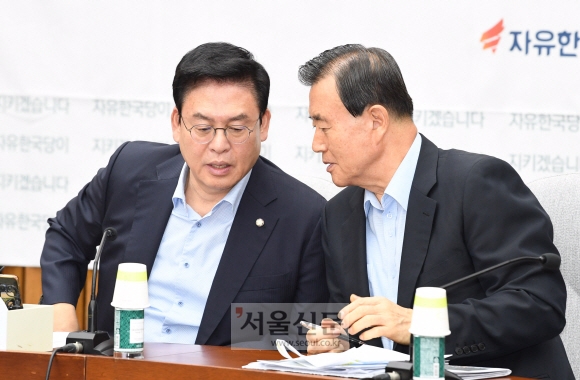 자유한국당 정우택 원내대표(왼쪽)와 홍문표 사무총장이 29일 오전 국회에서 열린 원내대책회의에서 대화하고 있다.  도준석 기자 pado@seoul.co.kr