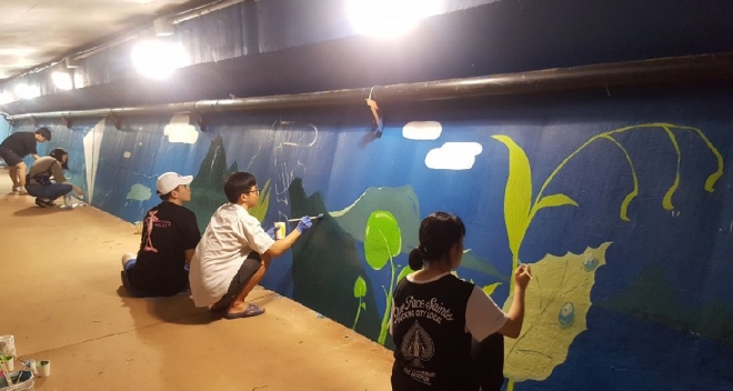 의왕경찰서는 계원예술대 학생과 ‘학교 밖 청소년’, 경찰 등 30여명과 함께 한 달 동안 지하보도 벽화그리기 행사를 진행했다. 의왕경찰서 제공